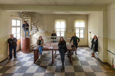 Gruppenfoto Bauakademie Münster: die Studierenden Timo Stickan, Amr Abouawad, Julia Rott, Mats Potthast, Nina Kock, Kevin Lehmann mit HBZ-Dozentin Elfriede Heidhoff. Foto: © HWK/Teamfoto Marquardt